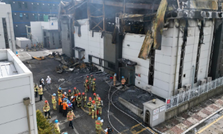 【视频】韩国一电池厂发生火灾 至少22死包括18名中国公民