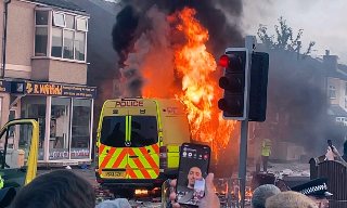 【视频】英国反移民示威浪潮蔓延部分地区爆发警民冲突