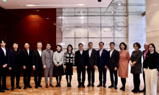 李家超与港人在京商会午宴 称商会...