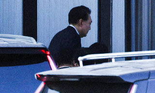 【视频】韩国法院批准对尹锡悦的拘留令 支持者闯入法院警方驱散