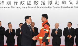 【视频】特区救援队光荣返港 李家超：无私付出 香港骄傲