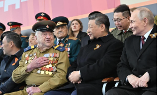 习近平出席俄罗斯纪念苏联伟大卫国战争胜利80周年庆典