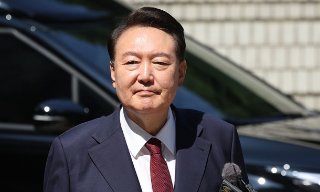 尹锡悦再次激烈拒捕 尹方律师称十人强拉四肢险致手臂脱臼