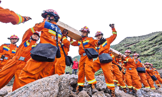 【视频】甘肃榆中县山洪增至15人遇难　副总理张国清到场指导搜救工作