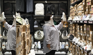 【视频】国务院常务会议：研究释放体育消费潜力 鼓励各地举办相关活动