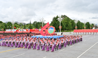 习近平出席西藏自治区成立60周年...