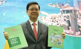李家超：《施政报告》封面沿用绿色...
