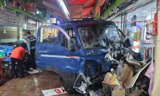 韩国富川市一传统市场发生卡车撞人...